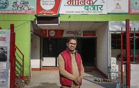 मौलिक भान्सा घर र मौलिक बजारका सञ्चालक सुमन दाहाल । तस्बिरः नवीनबाबु गुरूङ/सेतोपाटी